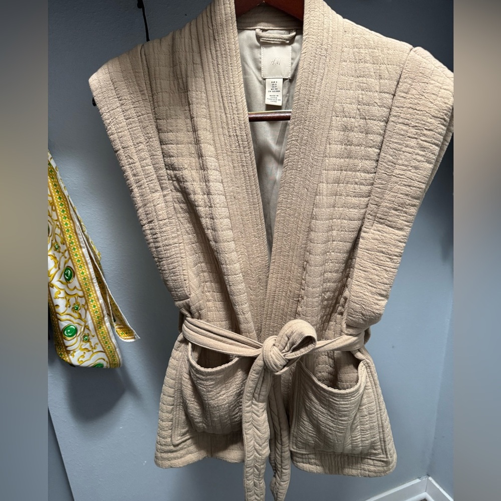 H&M Quilted Vest ! - Picture 2 of 8